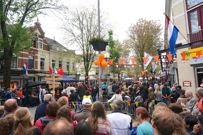 821404 Afbeelding van het publiek in de Kanaalstraat te Utrecht, ter gelegenheid van het bezoek van Koning ...